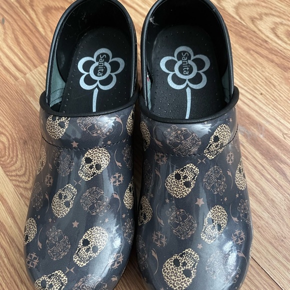 Sanita clogs size EU39 which is a 7.5-8. Black with skulls all over. - Picture 2 of 5
